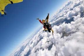 爱游戏官方-《赛事安保升级：保障比赛顺利进行》，球赛安保